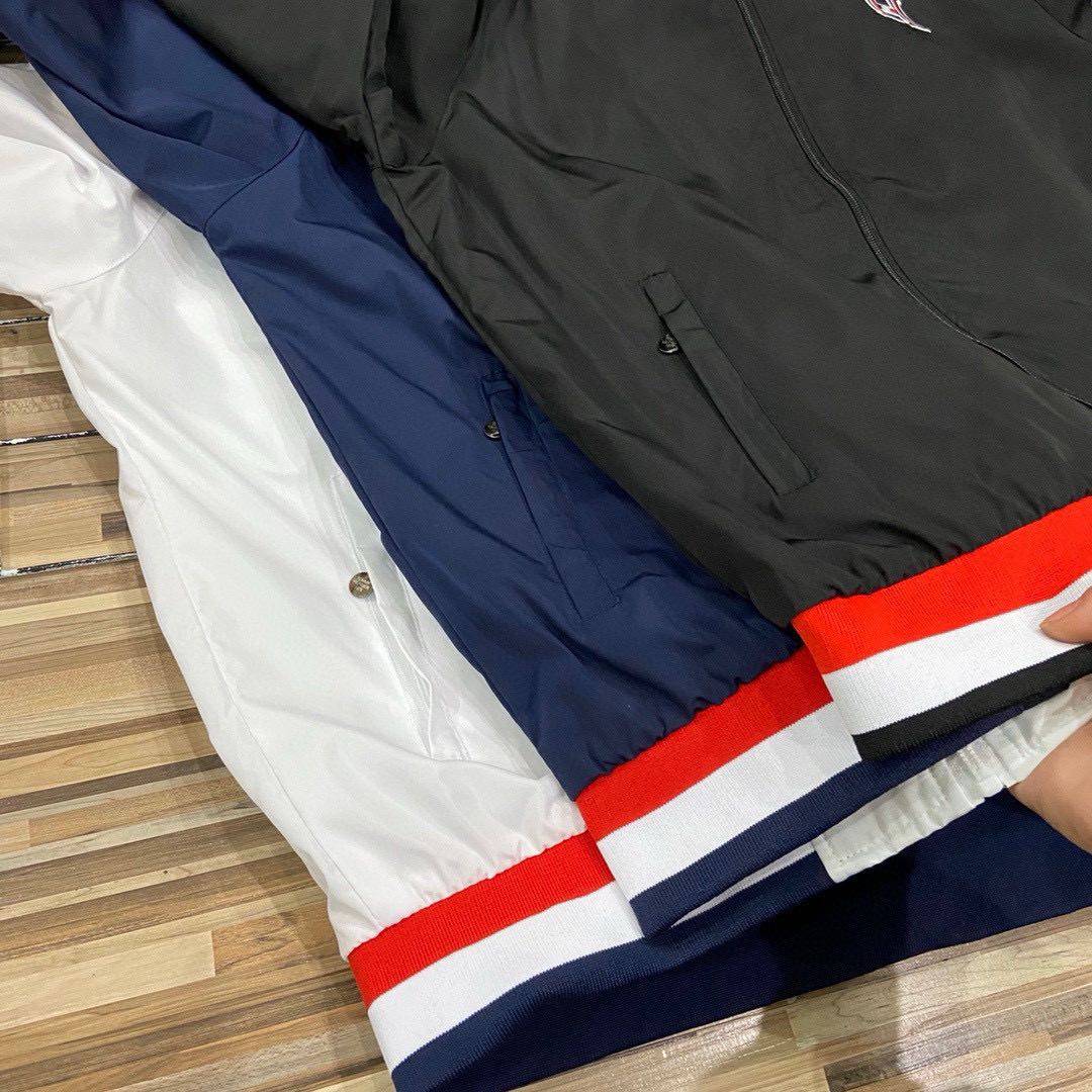 💰125💰（汤姆TM刺绣小标棒球领男士外套夹克风衣） 春季新款TOMMY HILFIGER/汤米棒球领立领拼接拉链胸前刺绣夹克外套 防泼水面料上身柔软舒适！领口三色拼接 拉链定制LOGO 胸前刺绣标 下摆都是螺纹拼接定制 袖口红白蓝色刺绣小标 完美的设计 具有优异的耐用性透气