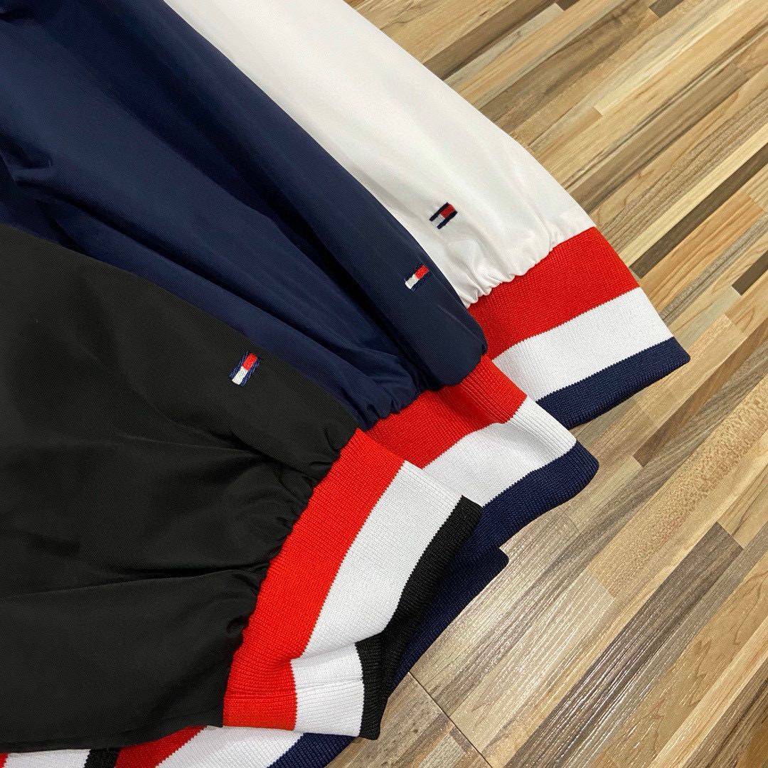 💰125💰（汤姆TM刺绣小标棒球领男士外套夹克风衣） 春季新款TOMMY HILFIGER/汤米棒球领立领拼接拉链胸前刺绣夹克外套 防泼水面料上身柔软舒适！领口三色拼接 拉链定制LOGO 胸前刺绣标 下摆都是螺纹拼接定制 袖口红白蓝色刺绣小标 完美的设计 具有优异的耐用性透气