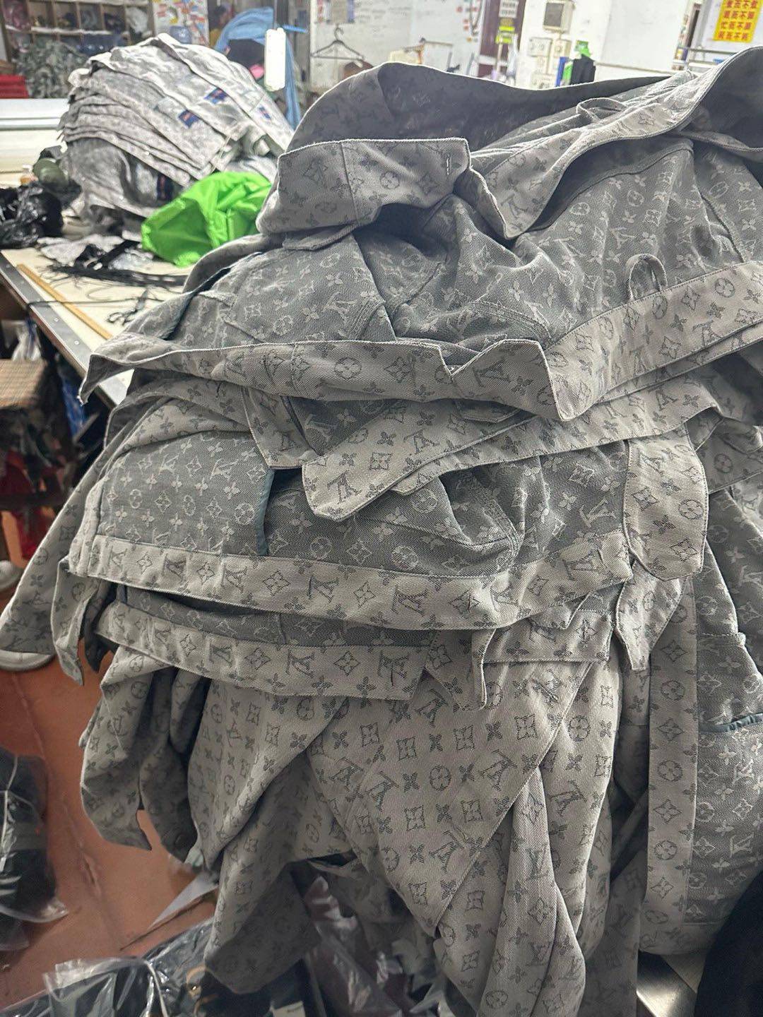 💥服装工厂在线接单 欢迎二批 打包 外发 网红 直播客户来谈   💥认准自主做货档口 区分外面各种炒货通货- 💥大厂做工 全线对标对版 认真做货 货稳效率快 品优 服务好✔️             效率出货有量有价  感谢每一位支持淘社的老板 感谢您的帮推🙇🏻‍♂️