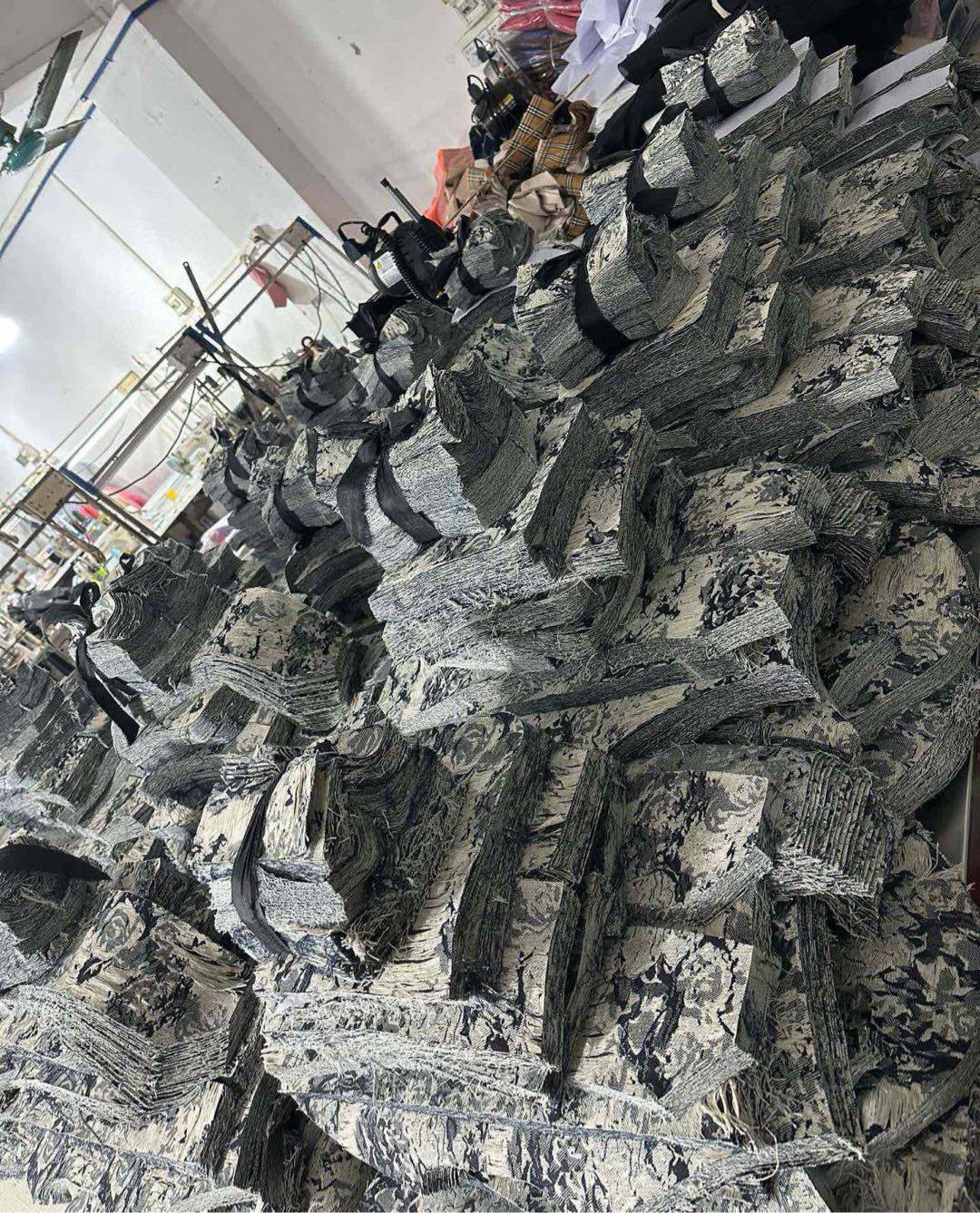 💥服装工厂在线接单 欢迎二批 打包 外发 网红 直播客户来谈   💥认准自主做货档口 区分外面各种炒货通货- 💥大厂做工 全线对标对版 认真做货 货稳效率快 品优 服务好✔️             效率出货有量有价  感谢每一位支持淘社的老板 感谢您的帮推🙇🏻‍♂️