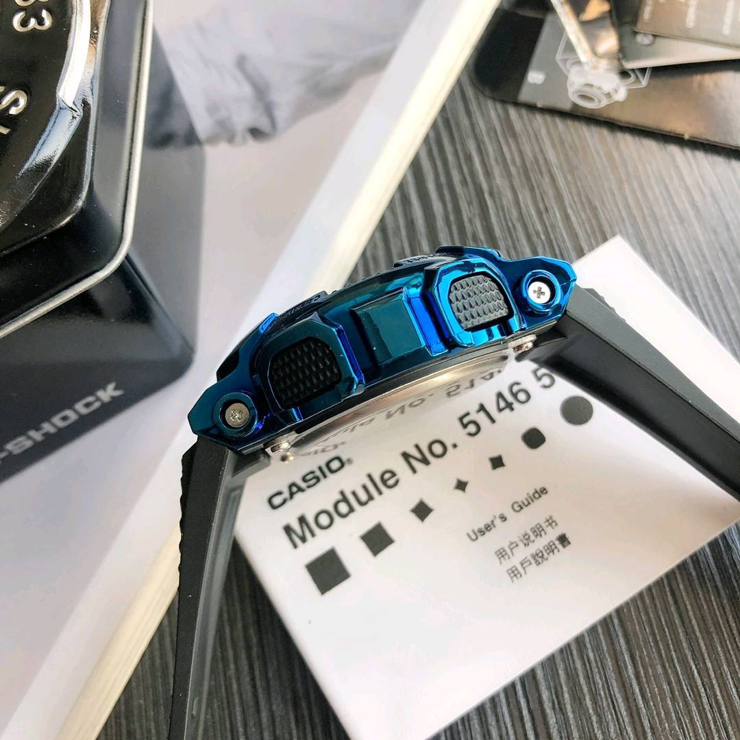 💰110 卡西欧GM-110系列G-SHOCK新款运动潮流手表，金属战甲炫酷登场，信仰坚韧为王。今次，G-SHOCK以GA-110系列为原型，让经典进化重生，推出新金属表壳系列GM-110，为腕表加持金属战甲，打造腕间潮流斗士！共释三款瞩目配色，搭配黑色表带，犹如蛰伏与黑暗中的