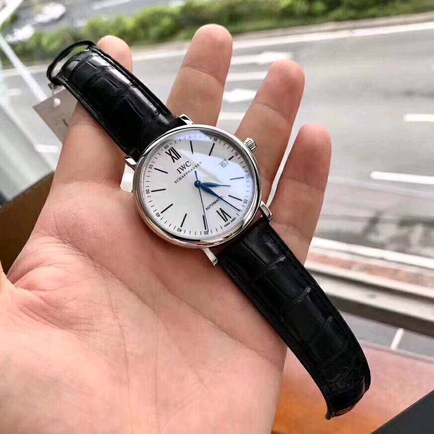 渠道出口订单！大名鼎鼎的万国柏涛菲诺，腕表界的Gentleman，永远像个绅士一般存在，简洁风格，原装瑞士Eta-2892自动机械机芯（也就是万国自己命名的35111），防眩目蓝宝石玻璃，黑色美洲鳄鱼皮表带，大部分男人理想中的表款：表盘干净、轻薄、低调且有内涵。正装40mm表径，