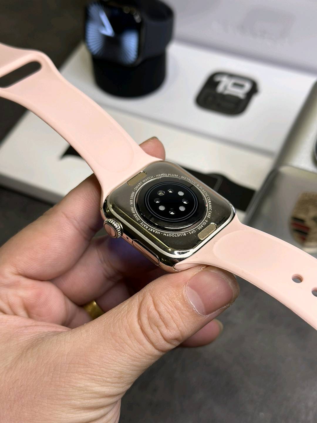 女款出货‼️280 苹果AppleWatch 10代手表 42mm 京东版 全新钛合金边框 扬声器开孔跟按键圈全部1:1正确 原壳料开模 外观尺寸跟原装一样 上手看不出假！ 通用正品保护壳 孔位全部对应 市面通货目前做不到 原装Oled液晶屏 黑边跟分辨率跟正品一样 目前最屌 4