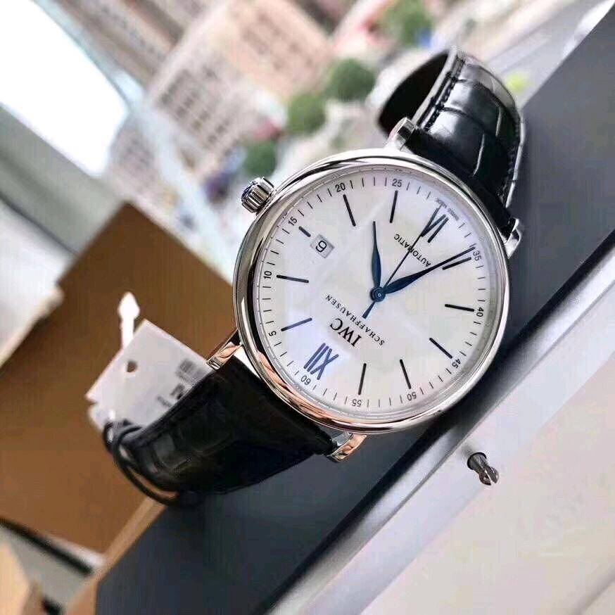 渠道出口订单！大名鼎鼎的万国柏涛菲诺，腕表界的Gentleman，永远像个绅士一般存在，简洁风格，原装瑞士Eta-2892自动机械机芯（也就是万国自己命名的35111），防眩目蓝宝石玻璃，黑色美洲鳄鱼皮表带，大部分男人理想中的表款：表盘干净、轻薄、低调且有内涵。正装40mm表径，