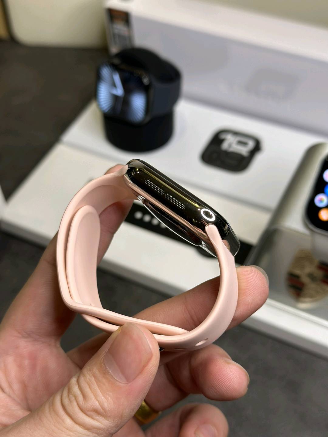 女款出货‼️280 苹果AppleWatch 10代手表 42mm 京东版 全新钛合金边框 扬声器开孔跟按键圈全部1:1正确 原壳料开模 外观尺寸跟原装一样 上手看不出假！ 通用正品保护壳 孔位全部对应 市面通货目前做不到 原装Oled液晶屏 黑边跟分辨率跟正品一样 目前最屌 4