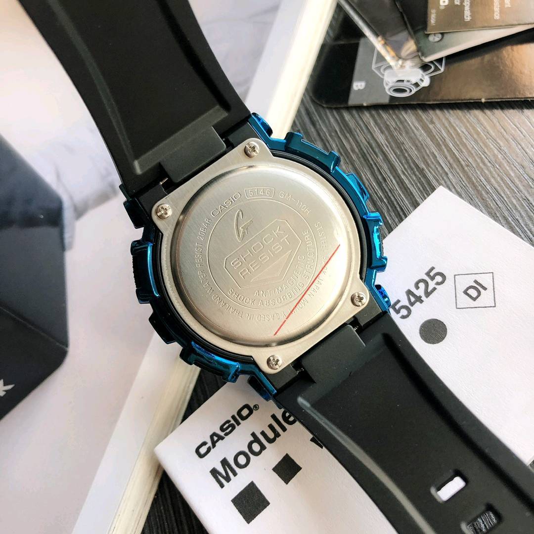 💰110 卡西欧GM-110系列G-SHOCK新款运动潮流手表，金属战甲炫酷登场，信仰坚韧为王。今次，G-SHOCK以GA-110系列为原型，让经典进化重生，推出新金属表壳系列GM-110，为腕表加持金属战甲，打造腕间潮流斗士！共释三款瞩目配色，搭配黑色表带，犹如蛰伏与黑暗中的