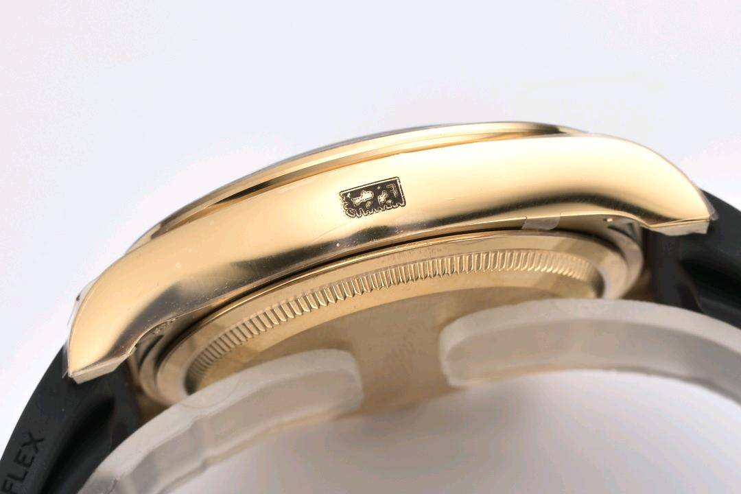 c厂126518余文乐🔥🔥🔥 其他部分 字钉 夜光 做的也很好/ps:上面有讲到真品4131以后指针的管头更改为圆柱形，但是clean提供的4只真品，我们发现了几个问题，例如 字钉的圆润度存在差异，指针有使用老款的锥形管头，所以劳力士官方可能在清理4130的库存。