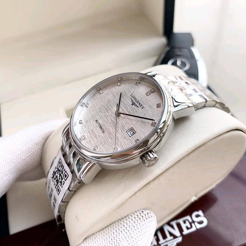 💰320 浪琴-LONGINES🎉博雅系列  男士腕表 全自动机械机芯   316L精钢表壳   蓝宝石玻璃镜面   精钢表带   直径40mm厚11mm  与生俱来的优雅浪琴表全新博雅系列新品实拍，亮色表盘均配有黑色时针和分针,与表盘及秒针形成鲜明对比,令人赏心悦目,让人顿