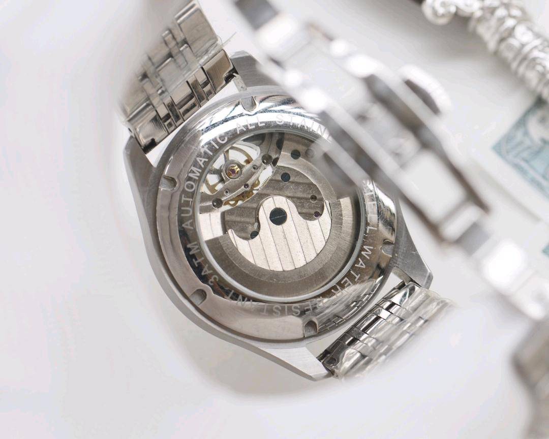 尊享价：410 品牌：欧米茄-OMEGA🏅🏅 类型：男士腕表🎉🎉 壳套：顶级版316精钢L 表带：316精钢表带 机芯：全自动机械机芯⚙️ 镜面：矿物质防刮镜面玻璃 尺寸：直径42mm厚11mm  🍷精致传承真实效果，品质保证！ ‼️优雅格调瞬间提摄男士魅力，更是品位与