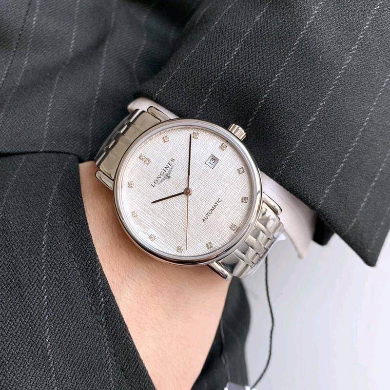 💰320 浪琴-LONGINES🎉博雅系列  男士腕表 全自动机械机芯   316L精钢表壳   蓝宝石玻璃镜面   精钢表带   直径40mm厚11mm  与生俱来的优雅浪琴表全新博雅系列新品实拍，亮色表盘均配有黑色时针和分针,与表盘及秒针形成鲜明对比,令人赏心悦目,让人顿