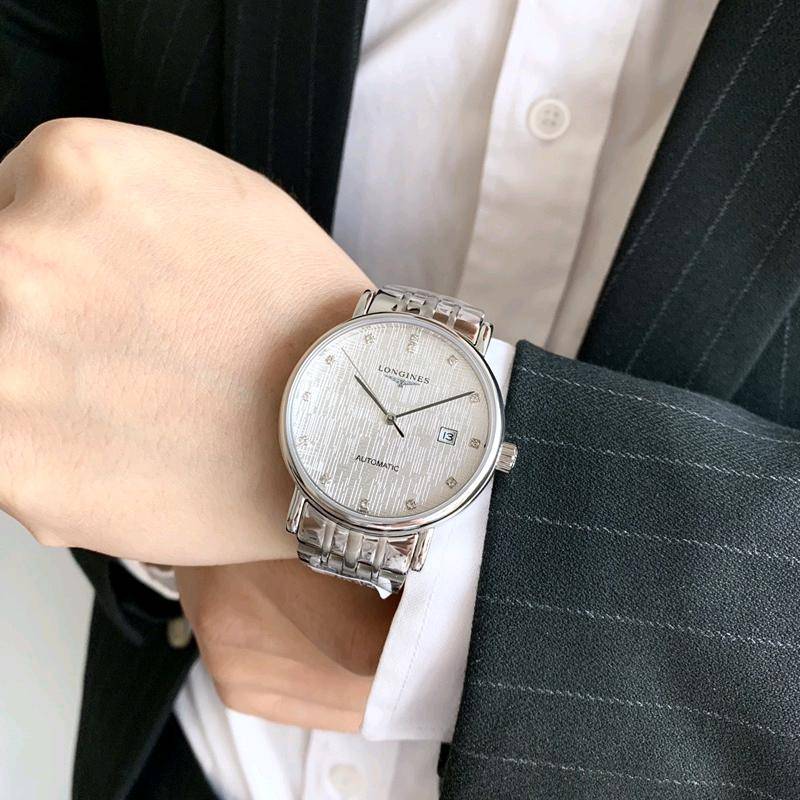 💰320 浪琴-LONGINES🎉博雅系列  男士腕表 全自动机械机芯   316L精钢表壳   蓝宝石玻璃镜面   精钢表带   直径40mm厚11mm  与生俱来的优雅浪琴表全新博雅系列新品实拍，亮色表盘均配有黑色时针和分针,与表盘及秒针形成鲜明对比,令人赏心悦目,让人顿