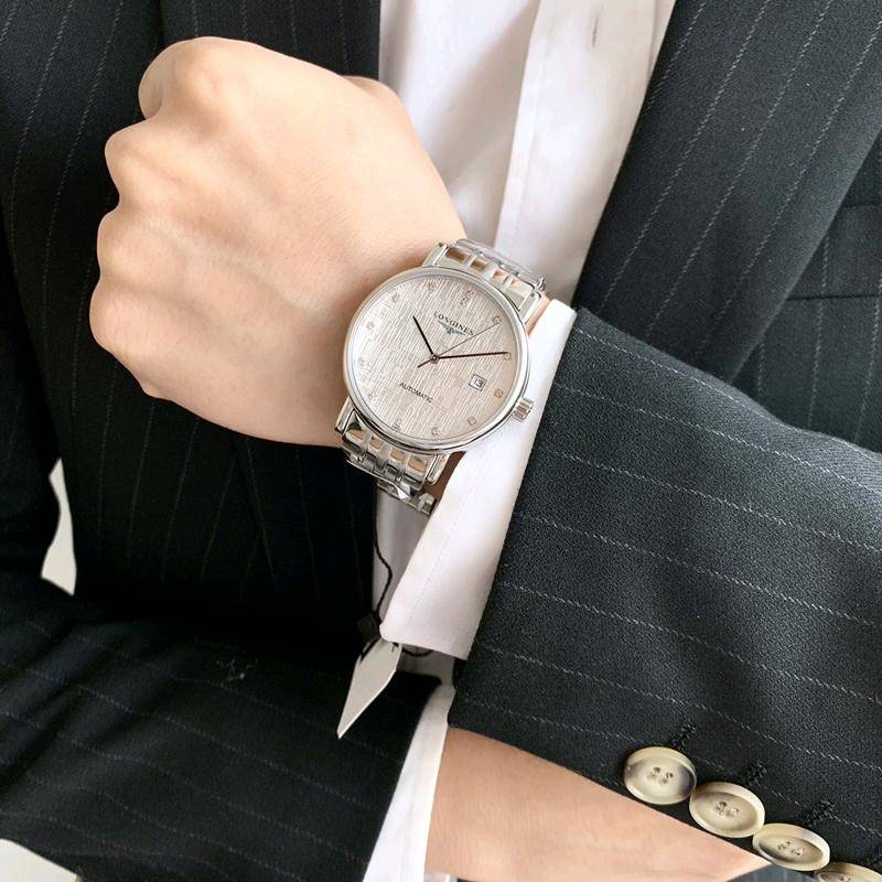 💰320 浪琴-LONGINES🎉博雅系列  男士腕表 全自动机械机芯   316L精钢表壳   蓝宝石玻璃镜面   精钢表带   直径40mm厚11mm  与生俱来的优雅浪琴表全新博雅系列新品实拍，亮色表盘均配有黑色时针和分针,与表盘及秒针形成鲜明对比,令人赏心悦目,让人顿