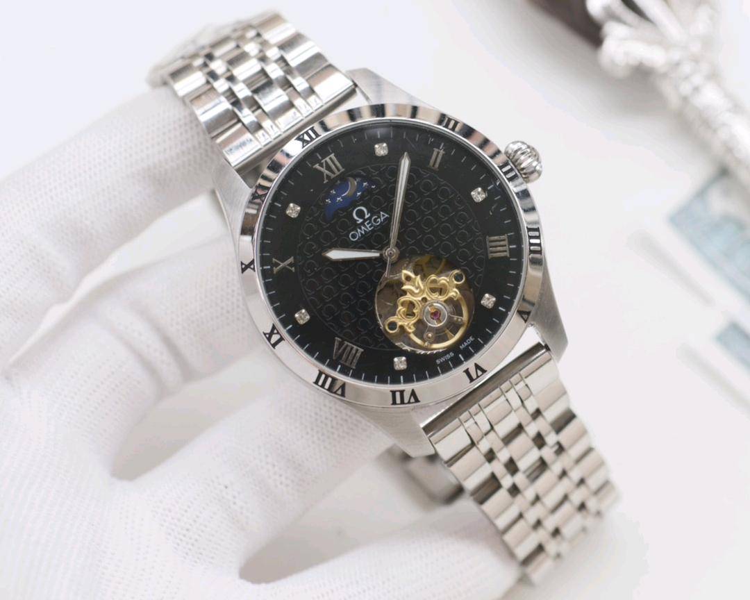 尊享价：410 品牌：欧米茄-OMEGA🏅🏅 类型：男士腕表🎉🎉 壳套：顶级版316精钢L 表带：316精钢表带 机芯：全自动机械机芯⚙️ 镜面：矿物质防刮镜面玻璃 尺寸：直径42mm厚11mm  🍷精致传承真实效果，品质保证！ ‼️优雅格调瞬间提摄男士魅力，更是品位与