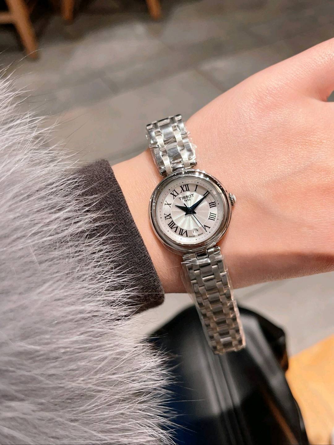 290 今年3月份天梭出得新款嘉丽小美人系列，整体非常简洁，26mm的表盘很精致小巧，厚度刚刚好！不愧是小美人～戴起来也是非常好看的～值得入手手表之一🍀🍀🍀  立即抢购👉#小程序://微购相册/高清看款/bdDw9g0Qvkztgmc