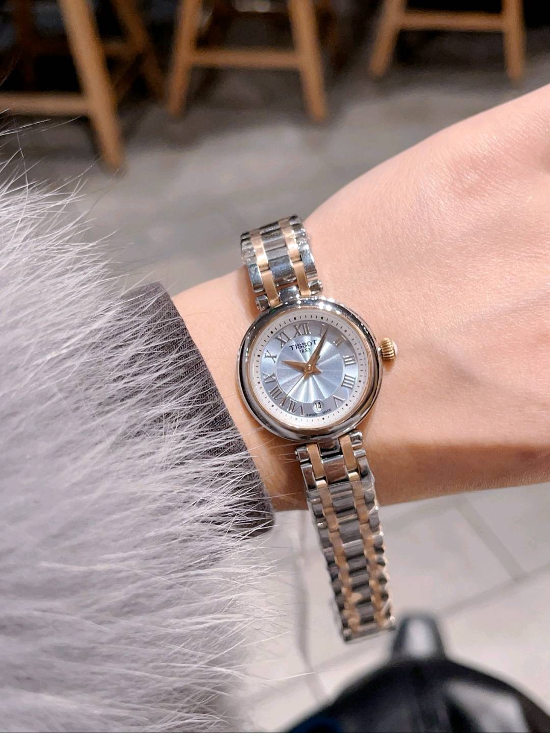 290 今年3月份天梭出得新款嘉丽小美人系列，整体非常简洁，26mm的表盘很精致小巧，厚度刚刚好！不愧是小美人～戴起来也是非常好看的～值得入手手表之一🍀🍀🍀  立即抢购👉#小程序://微购相册/高清看款/bdDw9g0Qvkztgmc