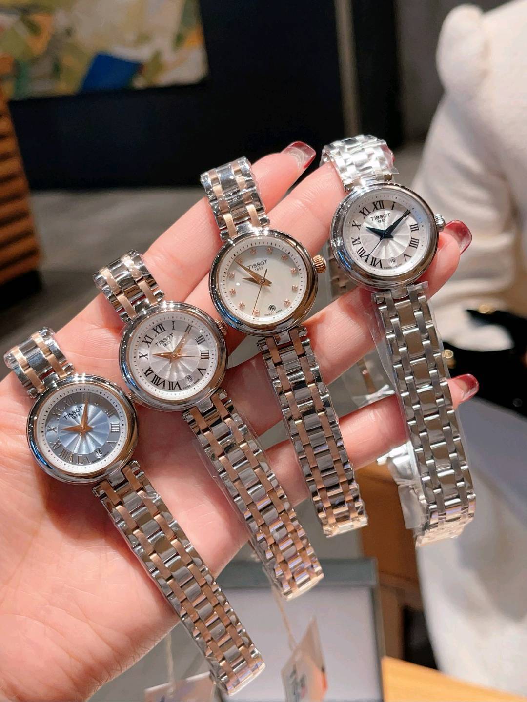 290 今年3月份天梭出得新款嘉丽小美人系列，整体非常简洁，26mm的表盘很精致小巧，厚度刚刚好！不愧是小美人～戴起来也是非常好看的～值得入手手表之一🍀🍀🍀  立即抢购👉#小程序://微购相册/高清看款/bdDw9g0Qvkztgmc