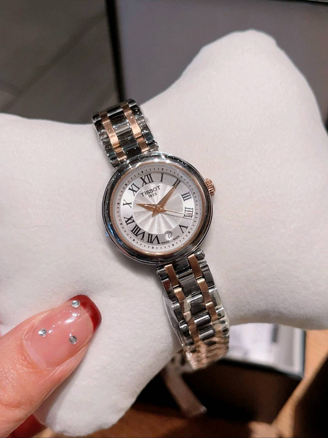 290 今年3月份天梭出得新款嘉丽小美人系列，整体非常简洁，26mm的表盘很精致小巧，厚度刚刚好！不愧是小美人～戴起来也是非常好看的～值得入手手表之一🍀🍀🍀  立即抢购👉#小程序://微购相册/高清看款/bdDw9g0Qvkztgmc