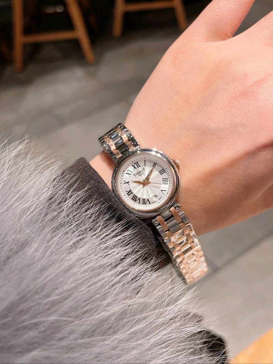 290 今年3月份天梭出得新款嘉丽小美人系列，整体非常简洁，26mm的表盘很精致小巧，厚度刚刚好！不愧是小美人～戴起来也是非常好看的～值得入手手表之一🍀🍀🍀  立即抢购👉#小程序://微购相册/高清看款/bdDw9g0Qvkztgmc