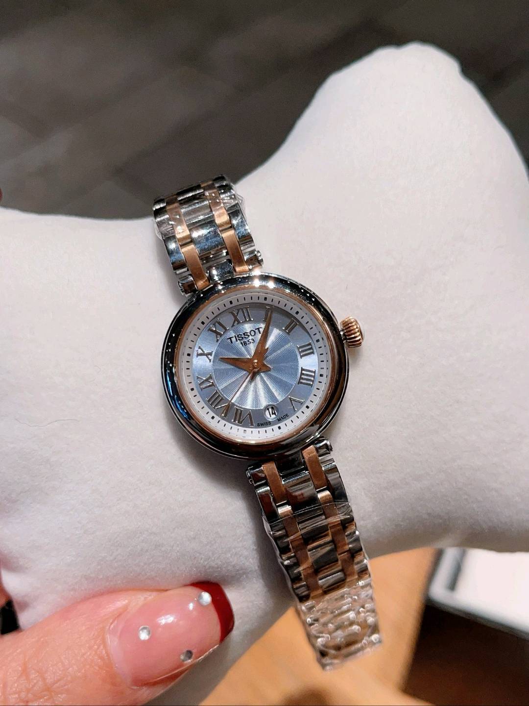 290 今年3月份天梭出得新款嘉丽小美人系列，整体非常简洁，26mm的表盘很精致小巧，厚度刚刚好！不愧是小美人～戴起来也是非常好看的～值得入手手表之一🍀🍀🍀  立即抢购👉#小程序://微购相册/高清看款/bdDw9g0Qvkztgmc