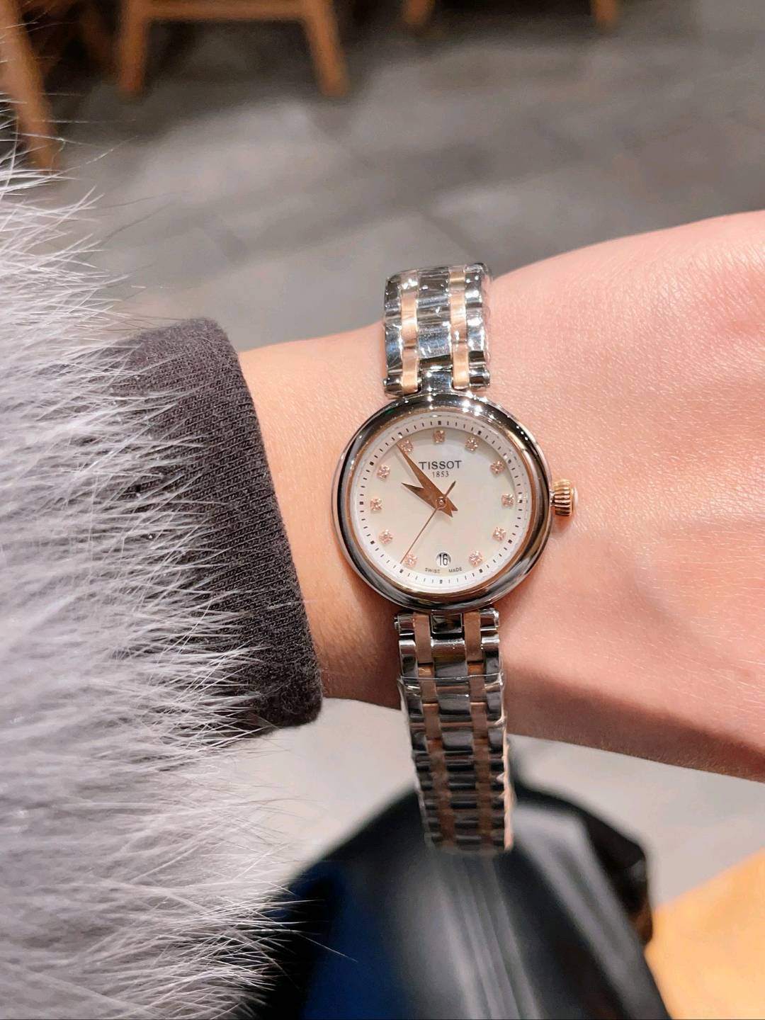 290 今年3月份天梭出得新款嘉丽小美人系列，整体非常简洁，26mm的表盘很精致小巧，厚度刚刚好！不愧是小美人～戴起来也是非常好看的～值得入手手表之一🍀🍀🍀  立即抢购👉#小程序://微购相册/高清看款/bdDw9g0Qvkztgmc