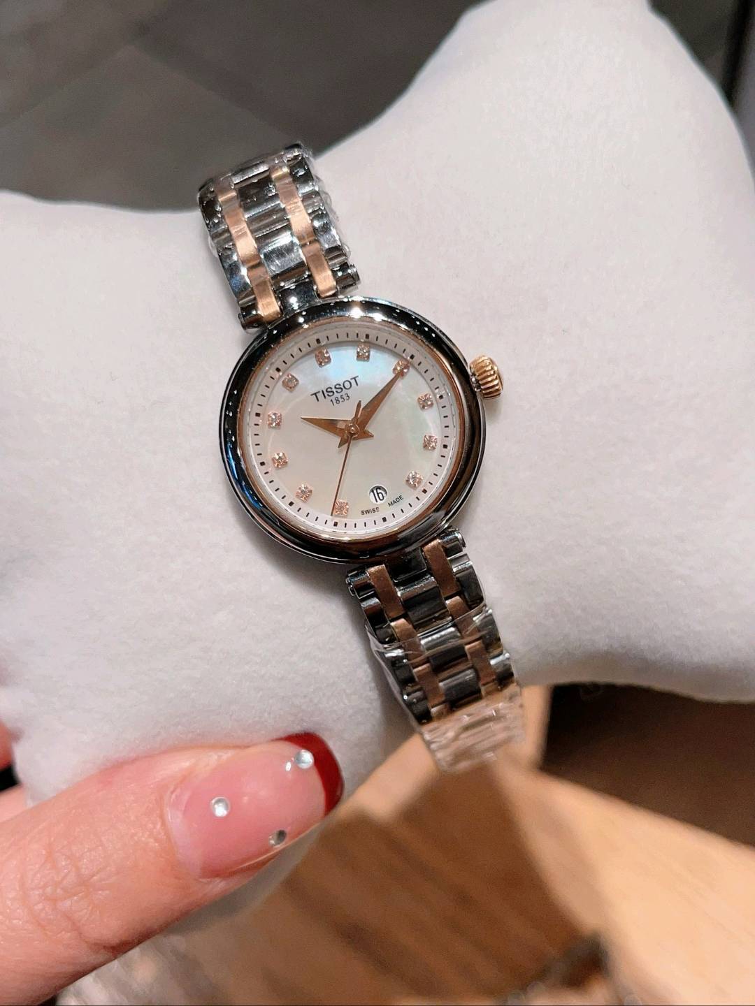 290 今年3月份天梭出得新款嘉丽小美人系列，整体非常简洁，26mm的表盘很精致小巧，厚度刚刚好！不愧是小美人～戴起来也是非常好看的～值得入手手表之一🍀🍀🍀  立即抢购👉#小程序://微购相册/高清看款/bdDw9g0Qvkztgmc