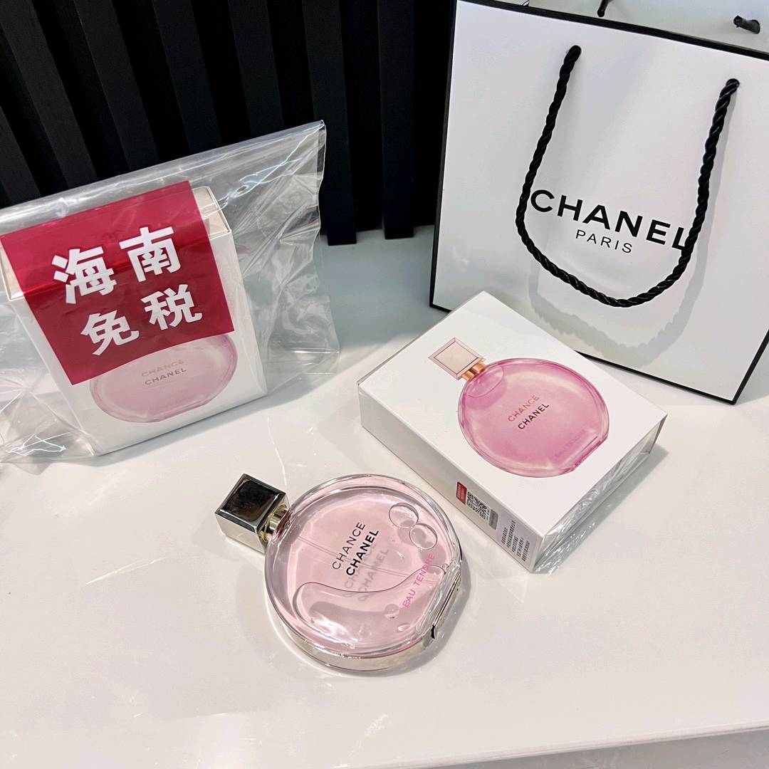 💰110 🏷CHANEL香奈儿粉邂逅浓香100ml💫 🏷海南免税内部渠道货源，正品保真✅ 情人节特供⚠️下单就送手提袋 邂逅男神的专用香水，约会时必备好物！！香奈儿粉邂逅，充满诗意的纯然嗅觉感受，被柔软温柔的氛围包裹，有了它，赶紧很甜很幸福！！这是我人生的第一瓶香水，那时