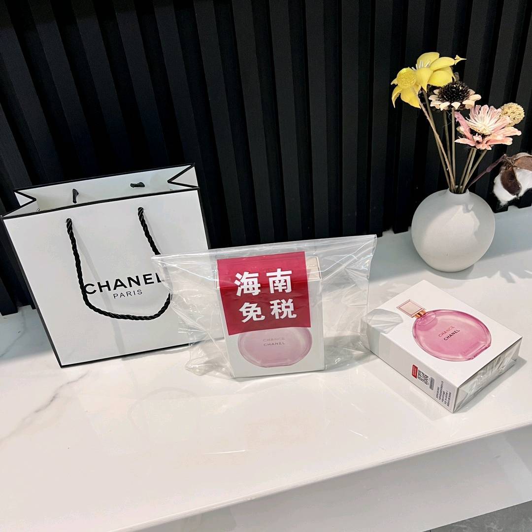 💰110 🏷CHANEL香奈儿粉邂逅浓香100ml💫 🏷海南免税内部渠道货源，正品保真✅ 情人节特供⚠️下单就送手提袋 邂逅男神的专用香水，约会时必备好物！！香奈儿粉邂逅，充满诗意的纯然嗅觉感受，被柔软温柔的氛围包裹，有了它，赶紧很甜很幸福！！这是我人生的第一瓶香水，那时