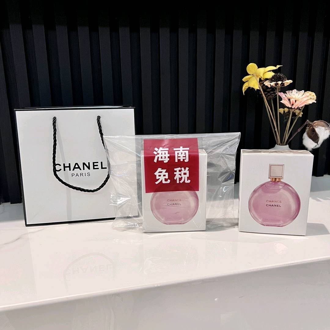 💰110 🏷CHANEL香奈儿粉邂逅浓香100ml💫 🏷海南免税内部渠道货源，正品保真✅ 情人节特供⚠️下单就送手提袋 邂逅男神的专用香水，约会时必备好物！！香奈儿粉邂逅，充满诗意的纯然嗅觉感受，被柔软温柔的氛围包裹，有了它，赶紧很甜很幸福！！这是我人生的第一瓶香水，那时