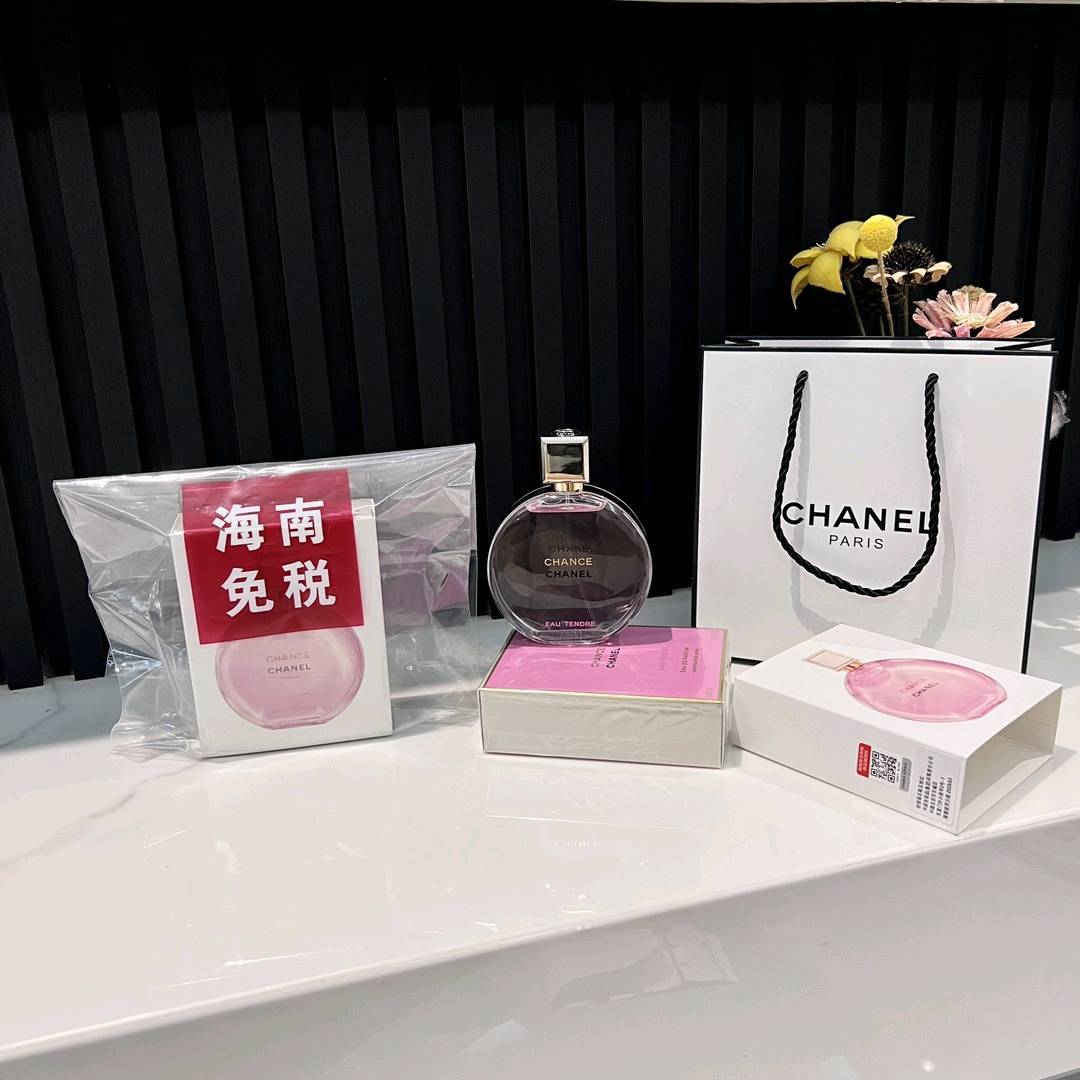 💰110 🏷CHANEL香奈儿粉邂逅浓香100ml💫 🏷海南免税内部渠道货源，正品保真✅ 情人节特供⚠️下单就送手提袋 邂逅男神的专用香水，约会时必备好物！！香奈儿粉邂逅，充满诗意的纯然嗅觉感受，被柔软温柔的氛围包裹，有了它，赶紧很甜很幸福！！这是我人生的第一瓶香水，那时