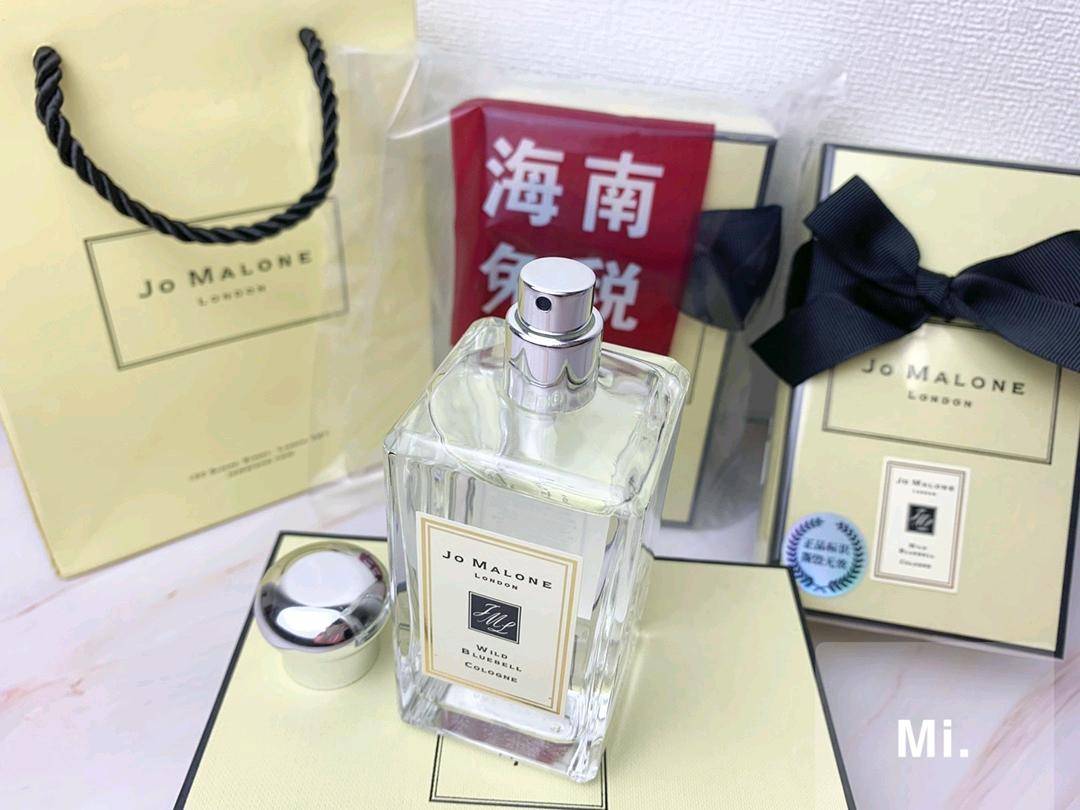 💰110 细节实拍🔍 颜值如她的香味，很优雅高级，那蝴蝶结🎀丝带是祖玛珑家的经典点缀啊，小家碧玉的模样.好多宝宝最爱的味道，自认为真的胜过香香，也是祖马龙最出名的一款香水，最抢手的蓝风玲，味道都很清新，她家香水叠加起来更特别，淡淡的苦与淡淡的甜，angelababy婚礼现场