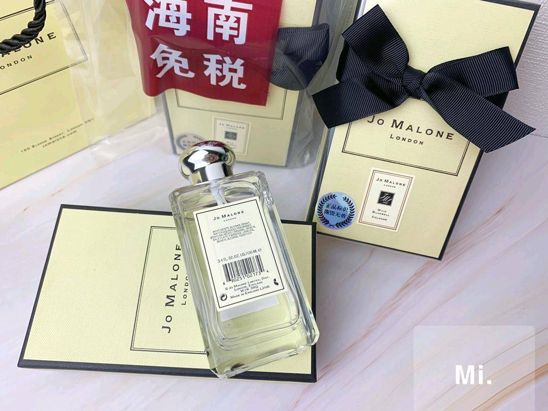 💰110 细节实拍🔍 颜值如她的香味，很优雅高级，那蝴蝶结🎀丝带是祖玛珑家的经典点缀啊，小家碧玉的模样.好多宝宝最爱的味道，自认为真的胜过香香，也是祖马龙最出名的一款香水，最抢手的蓝风玲，味道都很清新，她家香水叠加起来更特别，淡淡的苦与淡淡的甜，angelababy婚礼现场