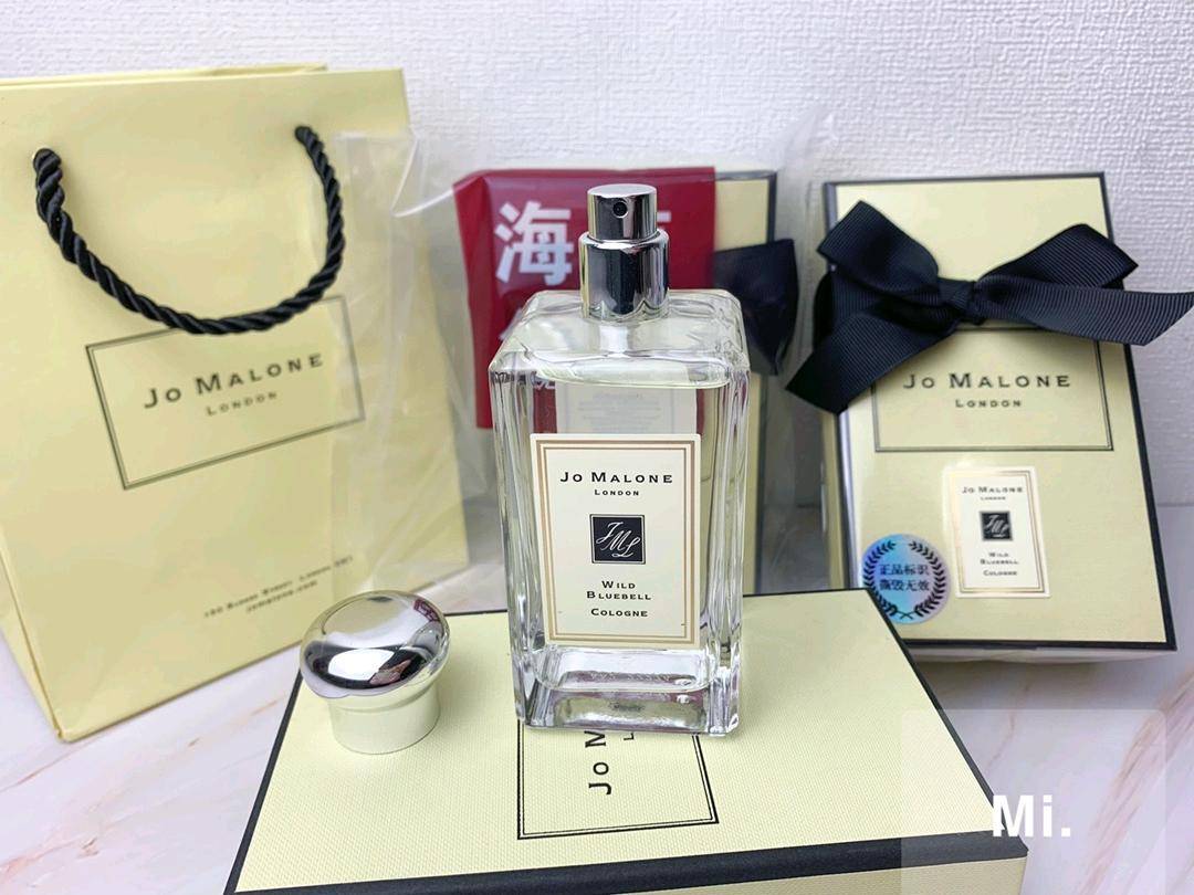 💰110 细节实拍🔍 颜值如她的香味，很优雅高级，那蝴蝶结🎀丝带是祖玛珑家的经典点缀啊，小家碧玉的模样.好多宝宝最爱的味道，自认为真的胜过香香，也是祖马龙最出名的一款香水，最抢手的蓝风玲，味道都很清新，她家香水叠加起来更特别，淡淡的苦与淡淡的甜，angelababy婚礼现场