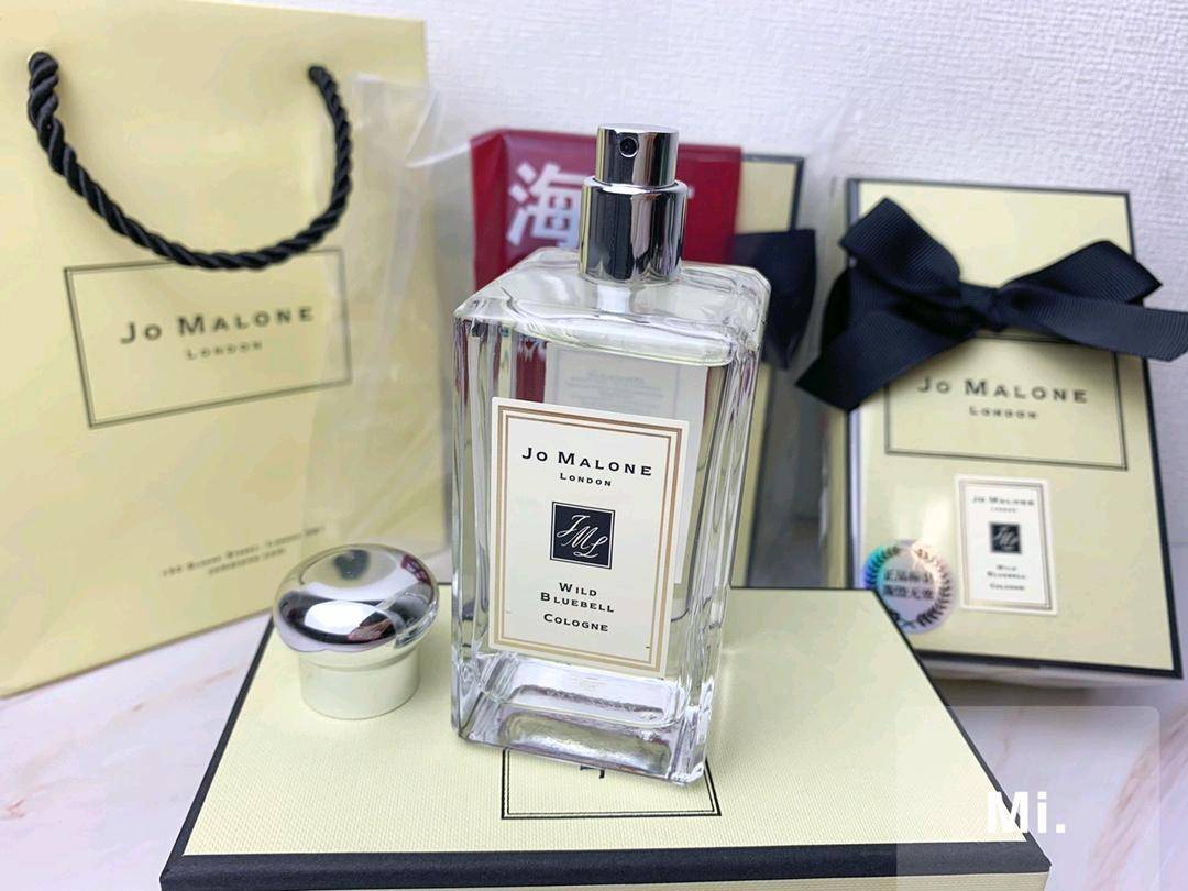 💰110 细节实拍🔍 颜值如她的香味，很优雅高级，那蝴蝶结🎀丝带是祖玛珑家的经典点缀啊，小家碧玉的模样.好多宝宝最爱的味道，自认为真的胜过香香，也是祖马龙最出名的一款香水，最抢手的蓝风玲，味道都很清新，她家香水叠加起来更特别，淡淡的苦与淡淡的甜，angelababy婚礼现场