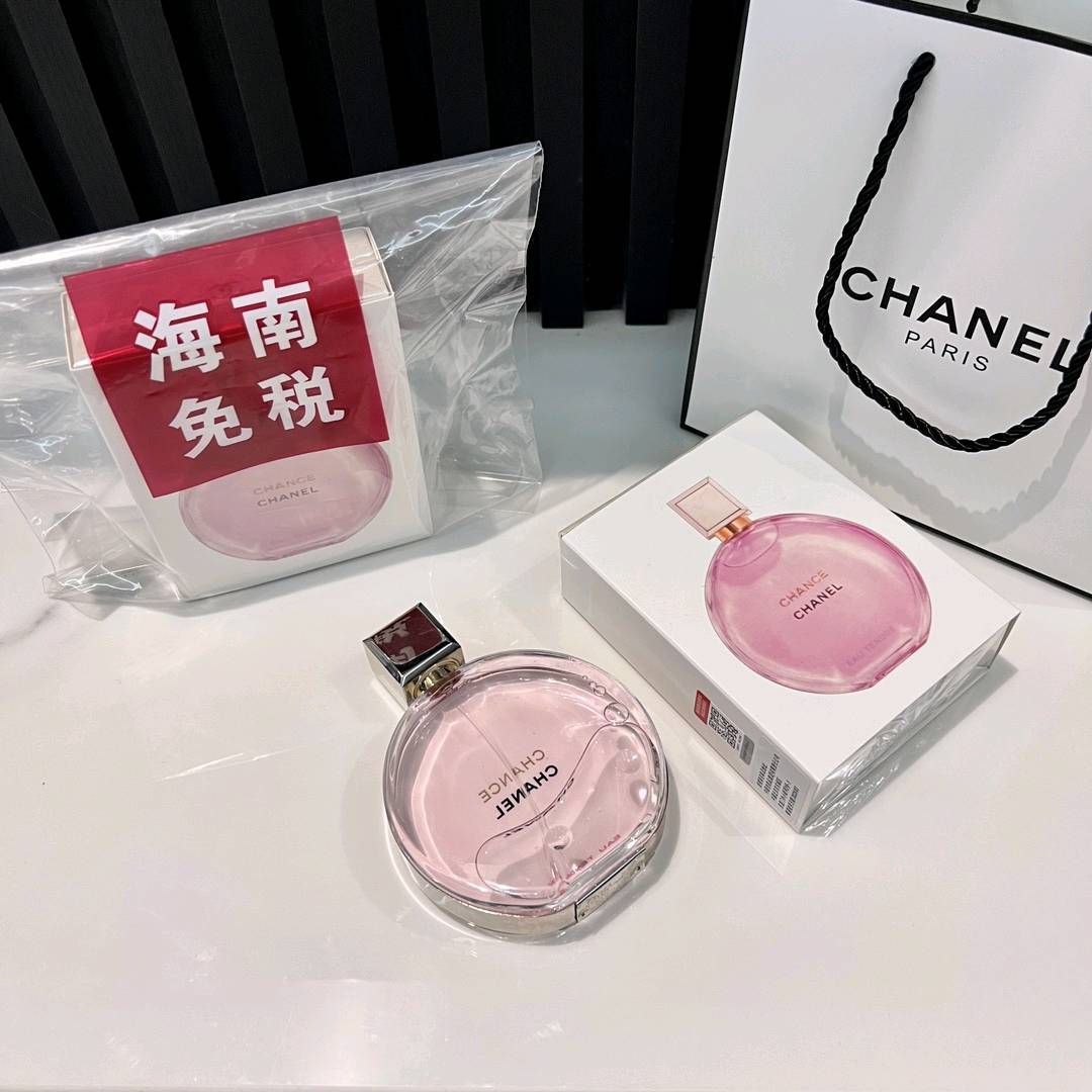 💰110 🏷CHANEL香奈儿粉邂逅浓香100ml💫 🏷海南免税内部渠道货源，正品保真✅ 情人节特供⚠️下单就送手提袋 邂逅男神的专用香水，约会时必备好物！！香奈儿粉邂逅，充满诗意的纯然嗅觉感受，被柔软温柔的氛围包裹，有了它，赶紧很甜很幸福！！这是我人生的第一瓶香水，那时