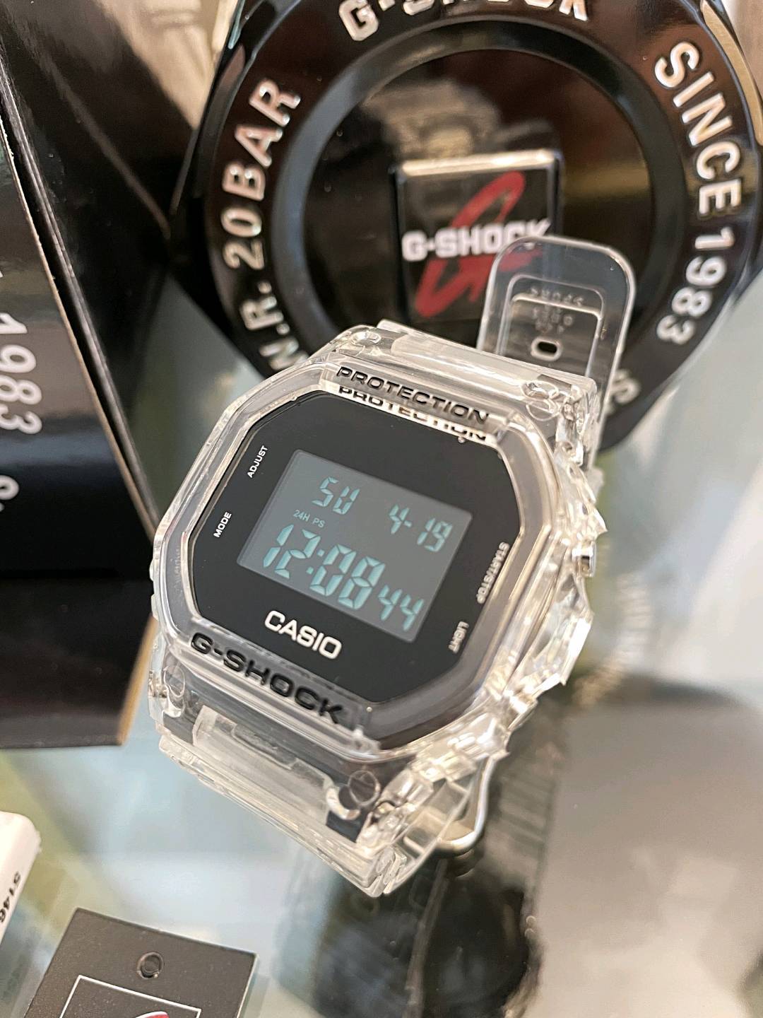 💰60 【冰韧2.0 CASIO卡西欧G-SHOCK see thru冰韧系列 透明方块表】 夏日必备，白敬亭同款！ 卡西欧dw5600冰韧2.0冰韧系列（白色）采用半透明树脂表带，由白色半透明表款组成。基础型号为经典方形DW-5600。反显屏幕配银色，清爽耐看，看着就很凉爽，