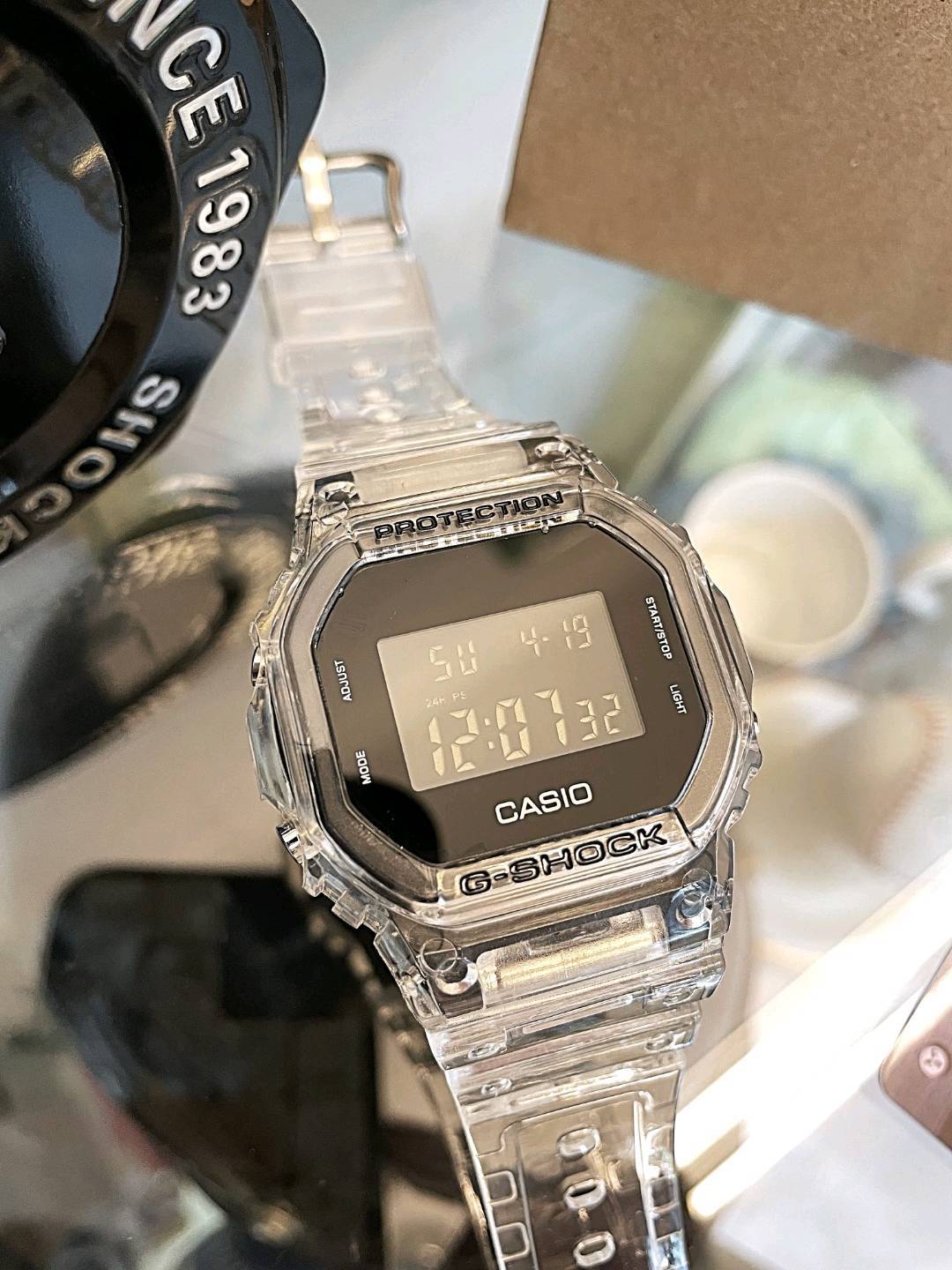 💰60 【冰韧2.0 CASIO卡西欧G-SHOCK see thru冰韧系列 透明方块表】 夏日必备，白敬亭同款！ 卡西欧dw5600冰韧2.0冰韧系列（白色）采用半透明树脂表带，由白色半透明表款组成。基础型号为经典方形DW-5600。反显屏幕配银色，清爽耐看，看着就很凉爽，