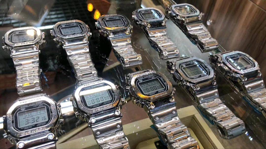 💰110 超🔥的一款，夏天必备！ 卡西欧特别版GMW-B5000方块钢带表 采用了极为用心的抛光和打磨，显得质感非常高级。经典的G-Shock壳形金属化之后，充满未来感和阳刚之气。  立即抢购👉#小程序://微购相册/高清看款/wYTi5m6YOdOY66B