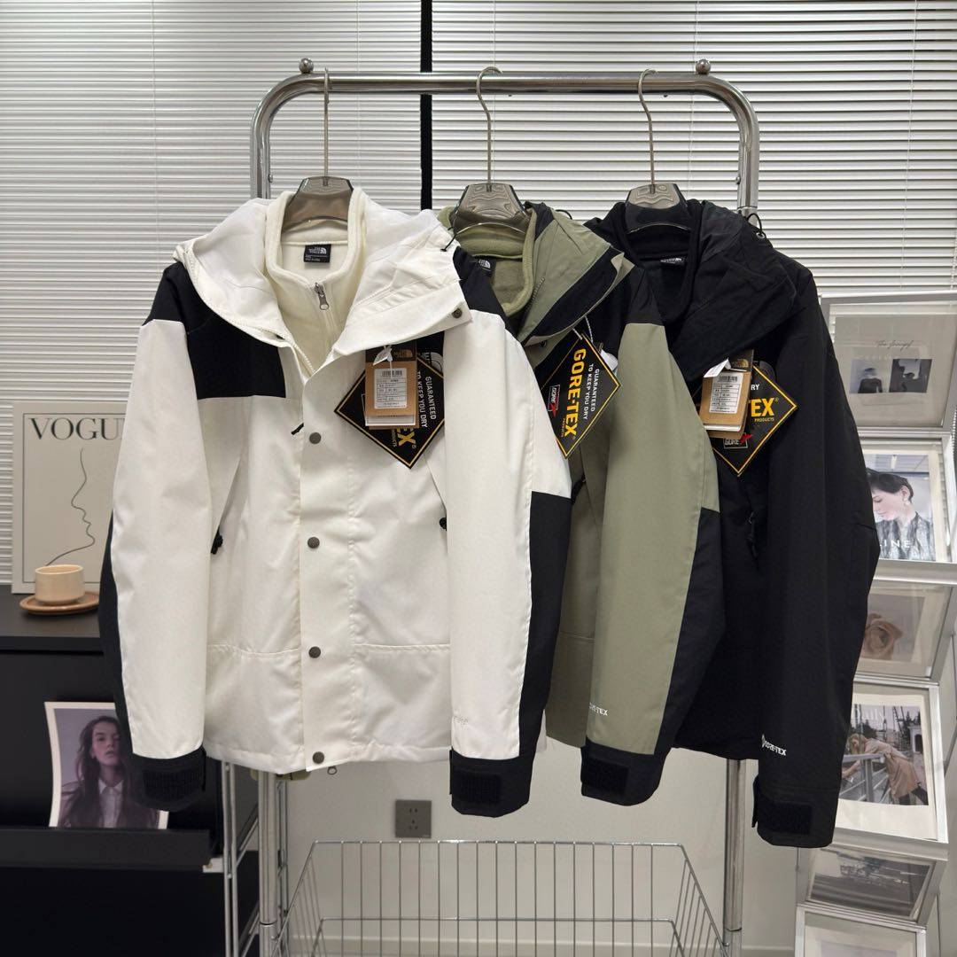 💰230 两件套（超级版本1990冲锋衣三合一内附两排拉链加内衬摇粒绒双面绒醉保暖可单穿可cp结合起来外套情侣男女同款男士经典连帽冬季潮流时尚外套男神女神小红书ins力荐） TheNorthFace北面1990Mountain Jacket 户外防水滑雪服两件套纯正版本！今年的滑