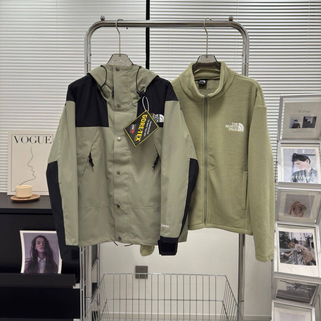 💰230 两件套（超级版本1990冲锋衣三合一内附两排拉链加内衬摇粒绒双面绒醉保暖可单穿可cp结合起来外套情侣男女同款男士经典连帽冬季潮流时尚外套男神女神小红书ins力荐） TheNorthFace北面1990Mountain Jacket 户外防水滑雪服两件套纯正版本！今年的滑