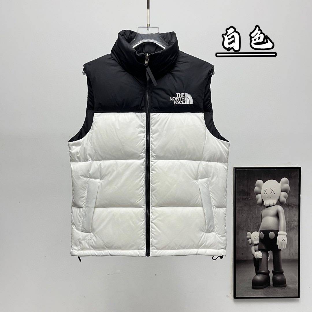 纯原💰180  顶级💰210  代购级💰260   正品级💰320    𝙏𝙝𝙚 𝙉𝙤𝙧𝙩𝙝 𝙁𝙖𝙘𝙚 北面1996羽绒马甲 面料：采用正品面料供应商同厂产品，细格尼龙无胆防绒面料，和正品一样的轻盈且保暖  工艺：采用成衣整件分格充绒工艺，使轻薄面料的羽绒服实现不跑绒  刺绣：采