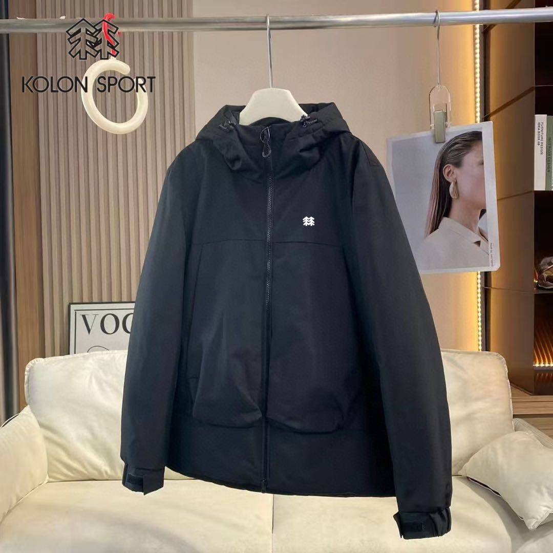 220💰 可隆同款平替露营防水防风保暖登山冲锋新科技情侣款羽绒棉衣。 新科技比羽绒服还保暖的棉衣。KOLONSORT冬季新款户外防水情侣棉服 轻薄舒适保暖效果好，买它绝不后悔。可隆官网在售款2000+ ，宽松且活动性能出色的穿着感  采用环保防风防水功能性冲锋衣面料  ，防风的同
