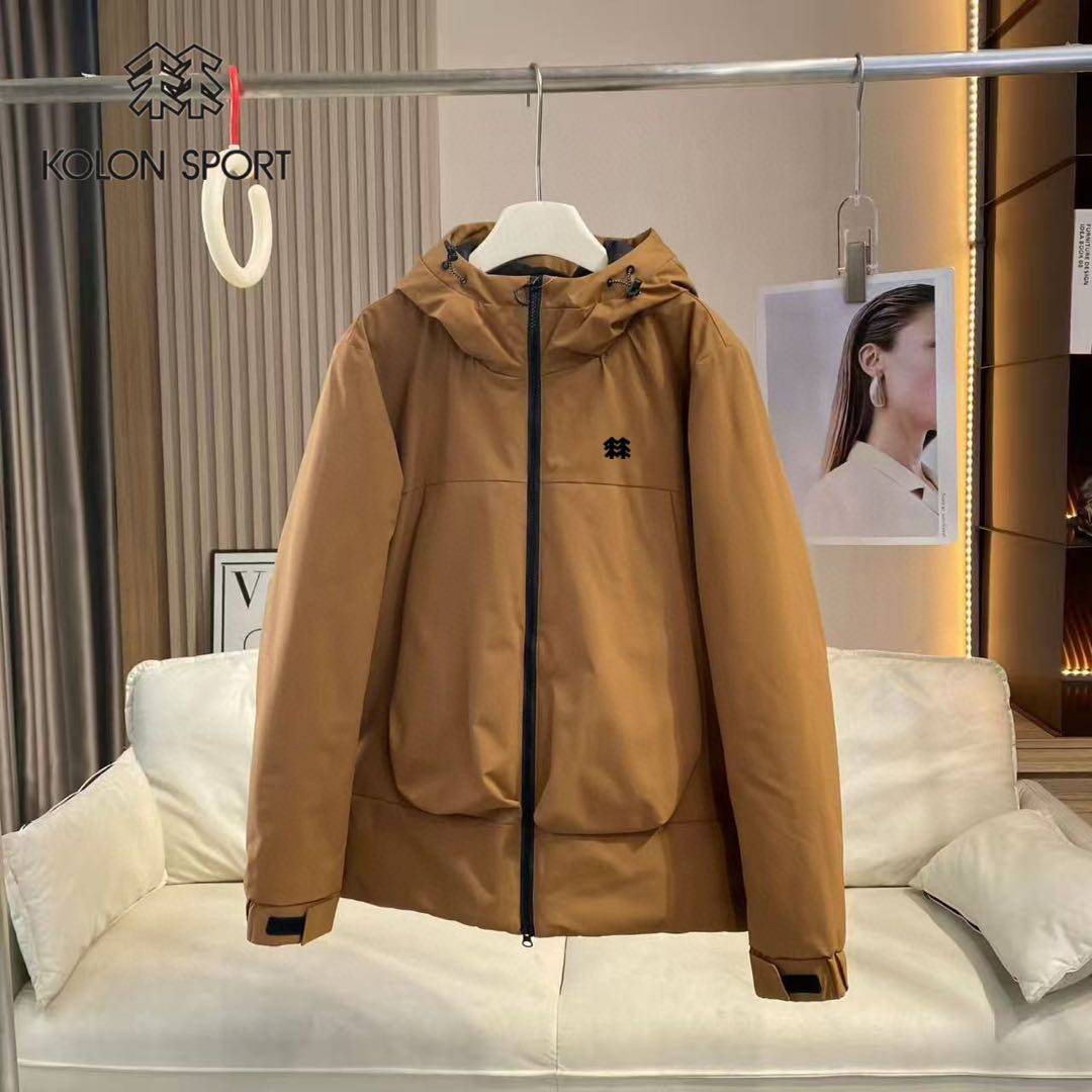 220💰 可隆同款平替露营防水防风保暖登山冲锋新科技情侣款羽绒棉衣。 新科技比羽绒服还保暖的棉衣。KOLONSORT冬季新款户外防水情侣棉服 轻薄舒适保暖效果好，买它绝不后悔。可隆官网在售款2000+ ，宽松且活动性能出色的穿着感  采用环保防风防水功能性冲锋衣面料  ，防风的同