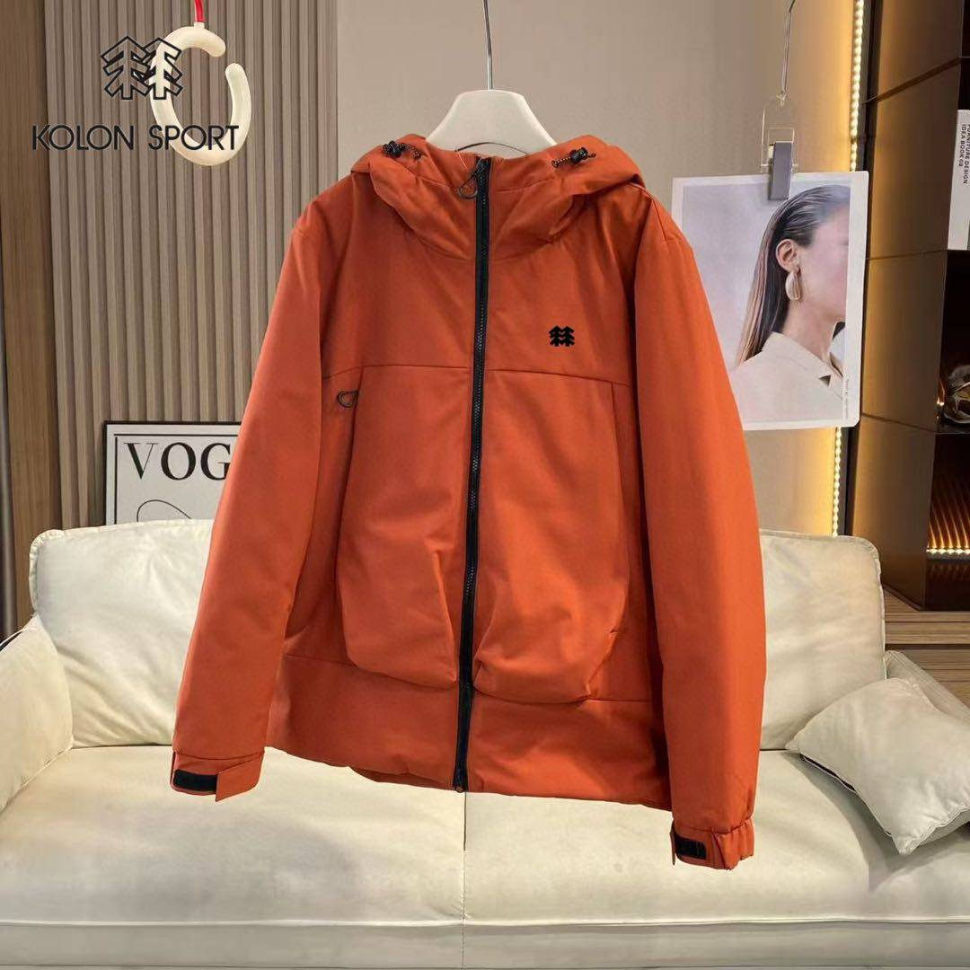 220💰 可隆同款平替露营防水防风保暖登山冲锋新科技情侣款羽绒棉衣。 新科技比羽绒服还保暖的棉衣。KOLONSORT冬季新款户外防水情侣棉服 轻薄舒适保暖效果好，买它绝不后悔。可隆官网在售款2000+ ，宽松且活动性能出色的穿着感  采用环保防风防水功能性冲锋衣面料  ，防风的同