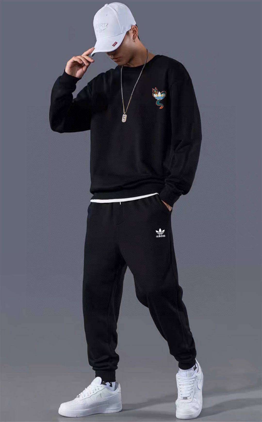 不加绒💰150 水貂绒💰170 Adidas/阿迪达斯经典圆领长袖卫衣➕长裤休闲运动套装！百搭不挑人！  颇具标志性的logo与各种元素碰撞！超级吸睛！真的超适合日常穿着，高品质的棉质以及布面处理，亲肤透气，男女均可驾驭，打破性别局限性。 卫裤腰部松紧带抽绳，上身效果超赞！超舒适