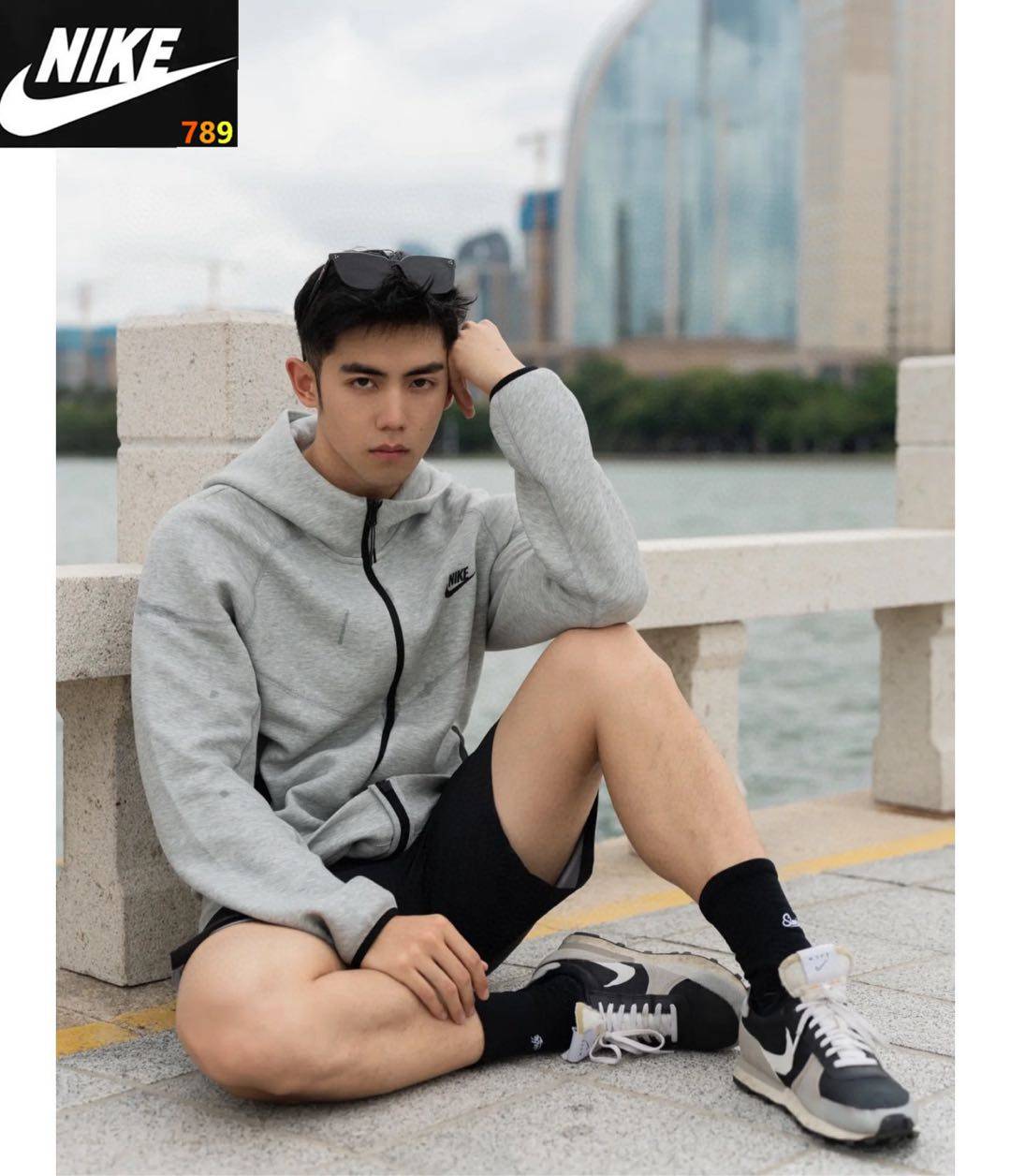 190💰 NIKE 耐克经典小钩子 logo 印花情侣运动休闲薄款连帽夹克外套-原单版本  Color：灰色 黑色  采用定织定染 原版一致纯棉面料 手感舒适透气 上身挺括有型   印花采用进口机印花 百洗不掉 版型宽松 不挑性别不挑身材 遮肉显瘦  原版吊牌 洗水 包装等  匠