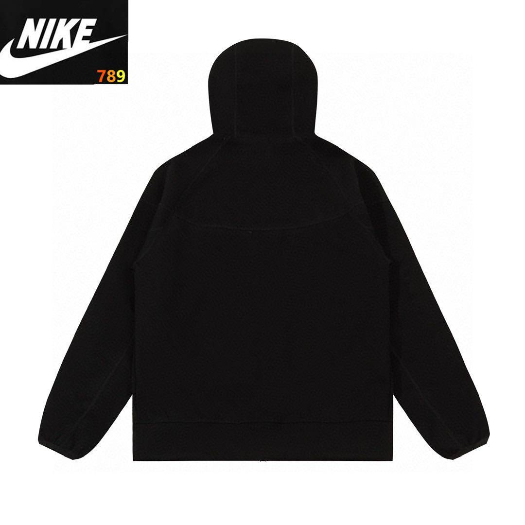 190💰 NIKE 耐克经典小钩子 logo 印花情侣运动休闲薄款连帽夹克外套-原单版本  Color：灰色 黑色  采用定织定染 原版一致纯棉面料 手感舒适透气 上身挺括有型   印花采用进口机印花 百洗不掉 版型宽松 不挑性别不挑身材 遮肉显瘦  原版吊牌 洗水 包装等  匠