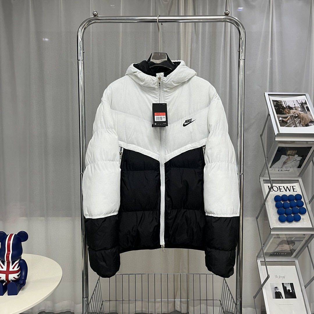 💰210 新款上新👏👏👏 冬季情侣男女同款连帽保暖柜子棉衣  柜子同款！逼格满满！25ssNIKE/耐克冬季男女同款情侣款男士拼色拼接保暖个性时尚塔丝绒连帽棉服棉衣青年外套. 小红书 抖音爆款众明星纷纷上身！采用原厂客供防风面料，选用优质塔丝绒和高端羽绒棉夹层内里，亲肤柔软 保暖