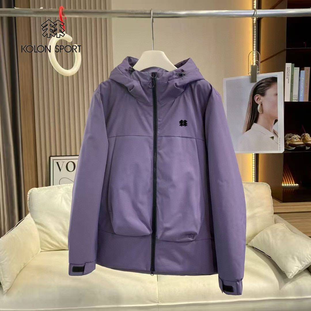 220💰 可隆同款平替露营防水防风保暖登山冲锋新科技情侣款羽绒棉衣。 新科技比羽绒服还保暖的棉衣。KOLONSORT冬季新款户外防水情侣棉服 轻薄舒适保暖效果好，买它绝不后悔。可隆官网在售款2000+ ，宽松且活动性能出色的穿着感  采用环保防风防水功能性冲锋衣面料  ，防风的同