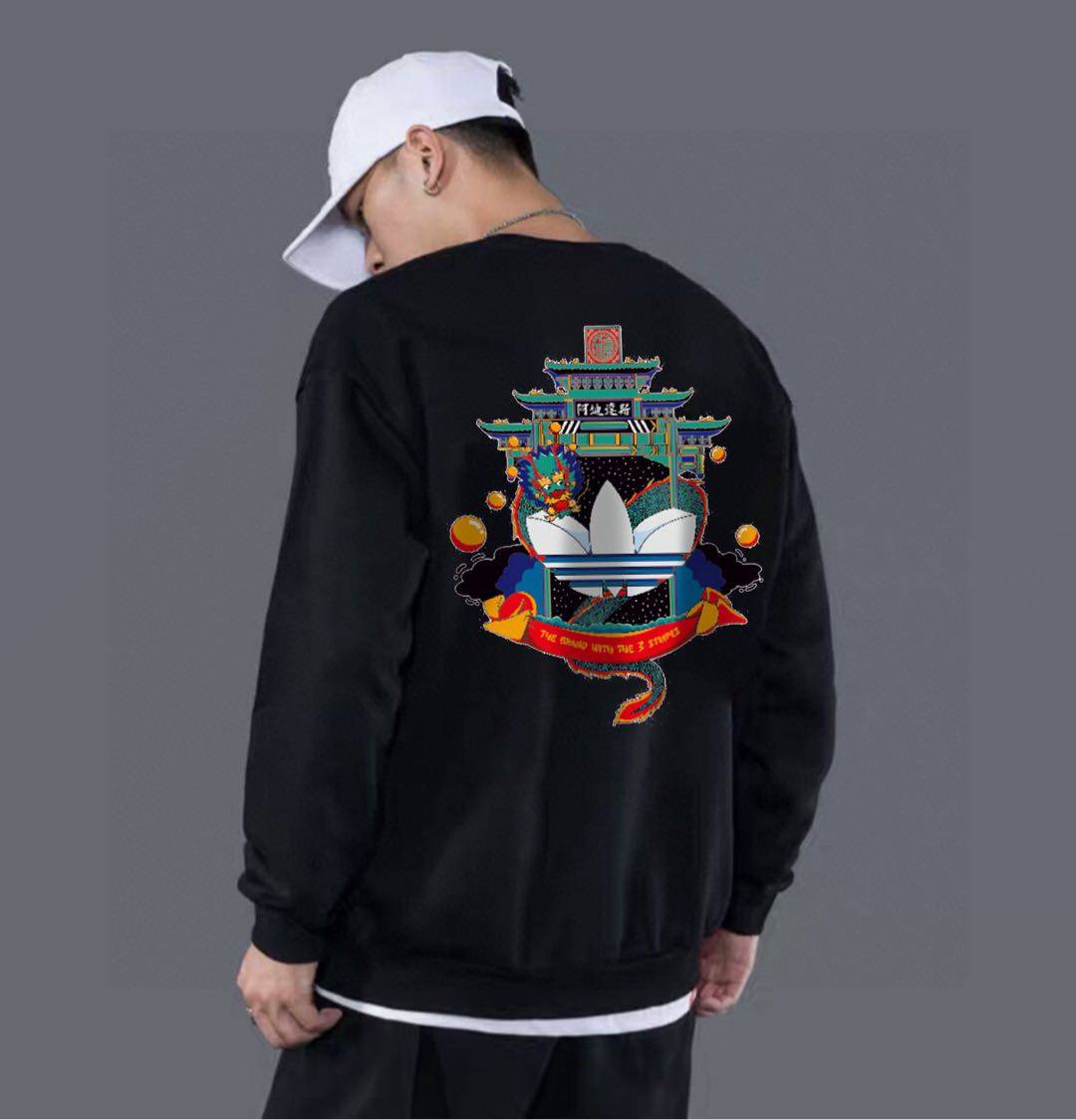 不加绒💰150 水貂绒💰170 Adidas/阿迪达斯经典圆领长袖卫衣➕长裤休闲运动套装！百搭不挑人！  颇具标志性的logo与各种元素碰撞！超级吸睛！真的超适合日常穿着，高品质的棉质以及布面处理，亲肤透气，男女均可驾驭，打破性别局限性。 卫裤腰部松紧带抽绳，上身效果超赞！超舒适