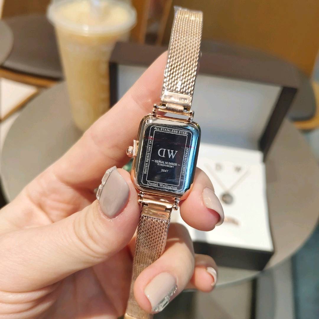 💰网带 190一套  配盒🔜重磅推出高端定制 💎💎💎丹尼尔惠灵顿（Daniel Wellington）classic 女仕五件套 璀璨人生旅程 DW经典之作 完美地诠释了无可挑剔的迷人风格！（套装包括：简约时尚石英女表  Dw手镯＋耳钉＋戒指＋Dw圆形项链）  立即抢购
